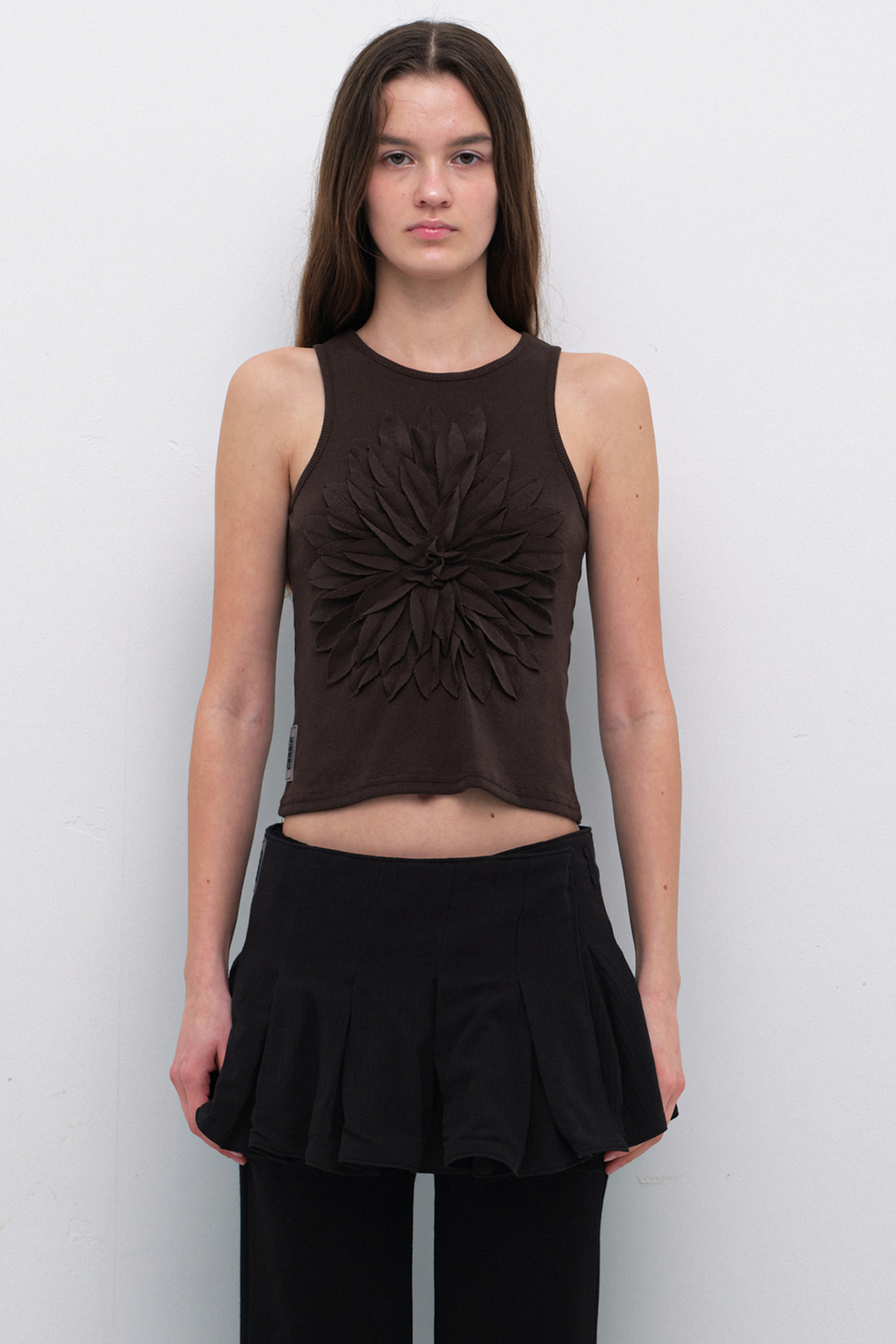 FLOWER POINTED SLEEVELESS / BROWN, 세릭